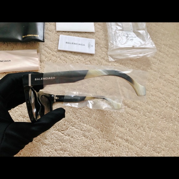 Balenciaga Black Oversized Sunglasses BA0009 01B - Picture 11 of 14